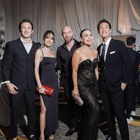 Cinta Laura dan Melaney Ricardo turut hadir bersama pasangan masing-masing. Cinta memilih bergaya simpel dengan slit dress tali spaghetti, sementara Melaney dengan gaun strapless korset berhias payet senada yang membuatnya terlihat semakin elegan. Foto: Instagram