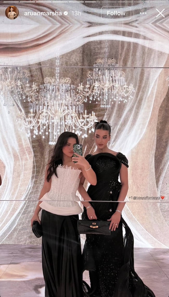 Tasya Farasya dan Marsha Aruan bersiap-siap dan hadir bersama di acara resepsi pernikahan Luna Maya dan Maxime di Jakarta. Tasya tampil glamor dengan gaun hitam panjang dan riasan glam look. Sementara Marsha memilih memadukan rok hitam panjang dengan atasan strapless berwarna putih yang tak kalah memukau. Foto: Instagram