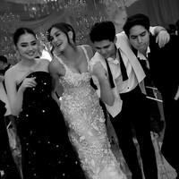 El Rumi hadir bersama Syifa Hadju. Keduanya tampil kompak berbusana serba hitam. Syifa terlihat cantik mempesona dengan strapless gown-nya yang berkilauan. Foto: Instagram