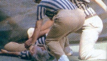 Di 1984, Asosiasi Tenis Amerika Serikat digugat USD 2,25 juta oleh keluarga Richard Wertheim, seorang wasit tenis. Gugatan tersebut menyusul kematian Wertheim di final junior. Gugatan tersebut mengklaim bahwa asosiasi lalai menyediakan tindakan pencegahan keselamatan yang memadai bagi para wasit. Tahun sebelumnya, Wertheim menemui ajalnya setelah sebuah bola mengenai selangkangan yang menyebabkannya terjatuh di kursinya dan kepalanya membentur tanah. Tak sadarkan diri, ia dibawa keluar lapangan dan meninggal karena luka-lukanya. Foto: Listverse