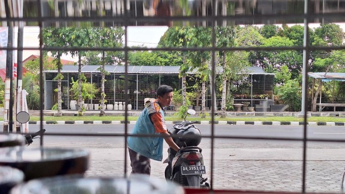 Salah satu jukir resmi di Jalan Lingkar Selatan yang menerapkan pelayanan parkir baik dan sesuai dengan tarif parkir di Mataram. (Nathea Citra/detikBali)