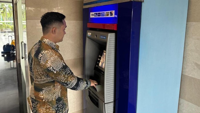 Salah satu nasabah bertransaksi di ATM Bank Sumsel Babel