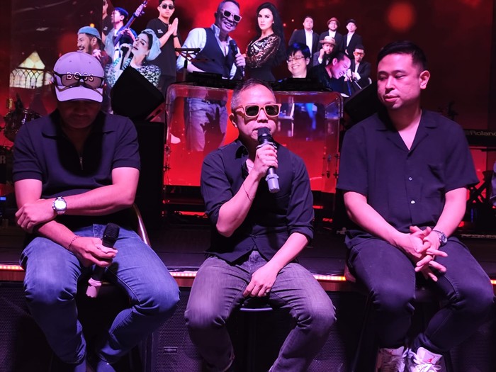 Sandhy Sondoro Konser Intimate Night with Sandhy Sondoro menghadirkan lagu-lagu hits 80-an dan 90-an dengan nuansa intim dan modern.