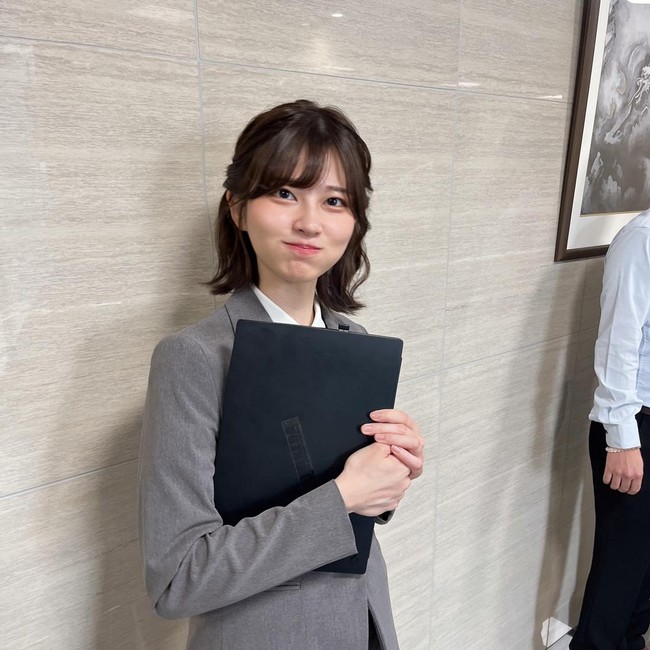 Potret Pegawai Kantoran Cantik yang Viral di Twitter, Terungkap Profesi Aslinya