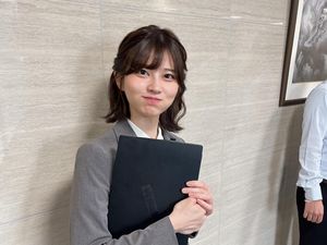 Potret Pegawai Kantoran Cantik yang Viral di Twitter, Terungkap Profesi Aslinya