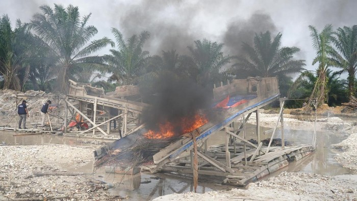 Satgas operasi Polda Riau menindak PETI di Kuantan Tengah, Kuansing jelang Pacu Jalur, Kamis (31/7/2025).