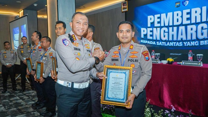 Satlantas Polres Bangkalan dapat penghargaan dari Ditlantas Polda Jatim
