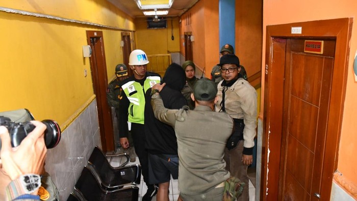 Satpol PP Kota Malang gelar razia miras dan prostutusi di sejumlah titik