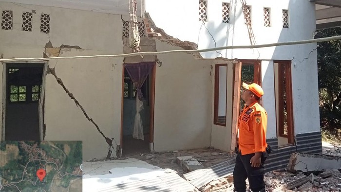 Sebanyak 15 unit rumah mengalami kerusakan akibat bencana pergerakan tanah di Sukamakmur, Kabupaten Bogor