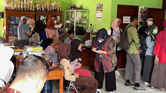 Sejumlah siswa diduga keracunan MBG menjalani pemeriksaan di SMP Muhammadiyah 2 Wates, Bendungan, Wates, Kulon Progo, Kamis (31/7/2025).