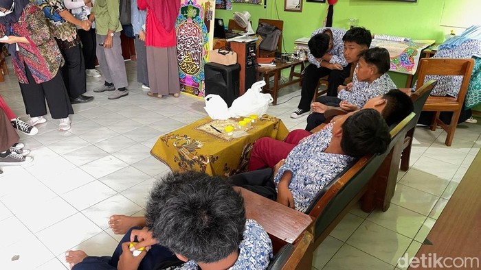 Sejumlah siswa diduga keracunan MBG menjalani pemeriksaan di SMP Muhammadiyah 2 Wates, Bendungan, Wates, Kulon Progo, Kamis (31/7/2025).