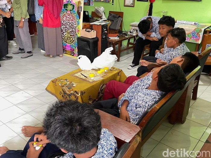 Sejumlah siswa diduga keracunan MBG menjalani pemeriksaan di SMP Muhammadiyah 2 Wates, Bendungan, Wates, Kulon Progo, Kamis (31/7/2025).