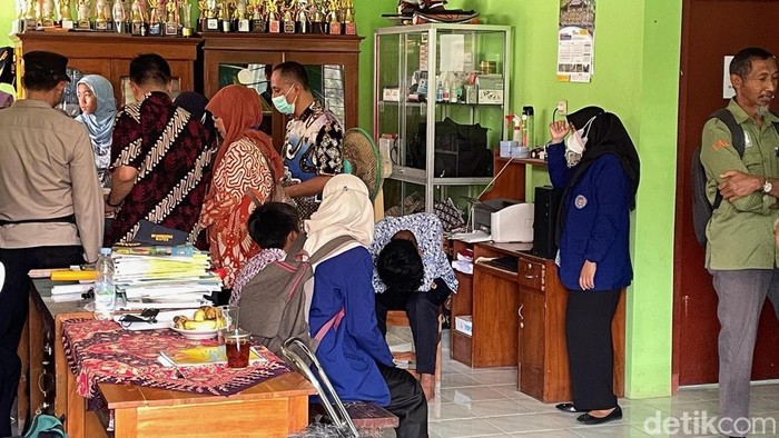 Sejumlah siswa diduga keracunan MBG menjalani pemeriksaan di SMP Muhammadiyah 2 Wates, Bendungan, Wates, Kulon Progo, Kamis (31/7/2025).