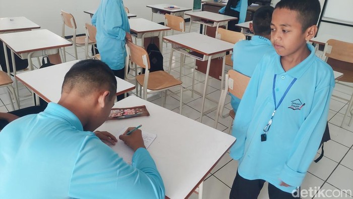 Pelaksanaan kegiatan belajar mengajar di ruang kelas Sekolah Rakyat Menengah Pertama (SRMP) Cimahi