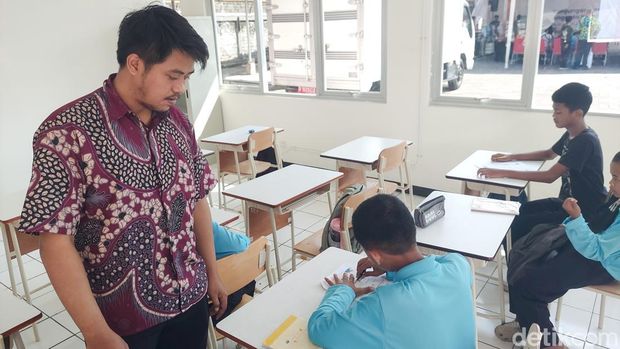 Pelaksanaan kegiatan belajar mengajar di ruang kelas Sekolah Rakyat Menengah Pertama (SRMP) Cimahi
