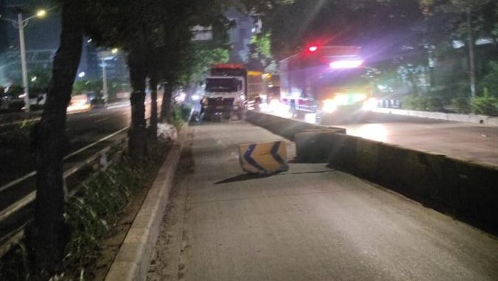Separator Transjakarta Koridor 9 ditabrak