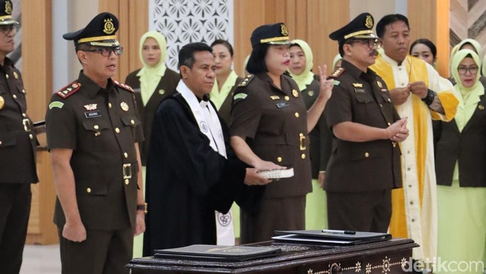 Kajati NTB, Wahyudi melantik tujuh pejabat lingkup Kejati NTB. (Foto: dok. Kejati NTB/detikBali).