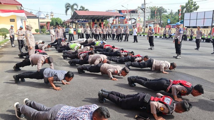 Personel Polresta Deli Serdang yang melanggar aturan dihukum push up
