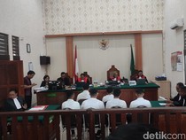Siksa-Telanjangi 3 Remaja Pencuri, 5 Pria dan 1 Wanita Diadili