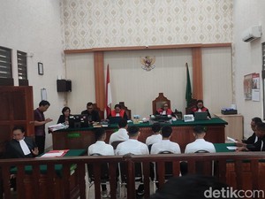 Siksa-Telanjangi 3 Remaja Pencuri, 5 Pria dan 1 Wanita Diadili