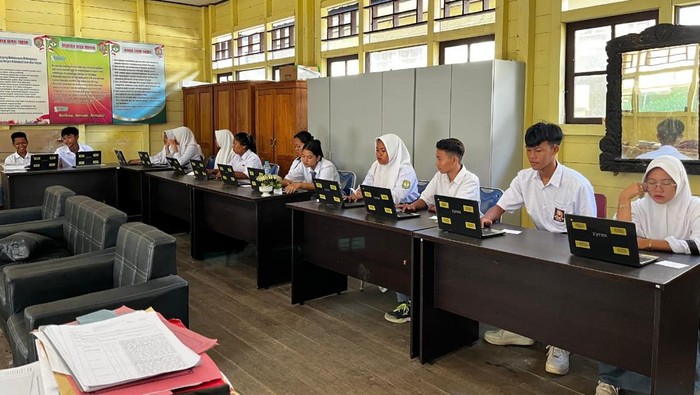 Simulasi ANBK di SMAN 4 Buntok, Barito Selatan pakai internet Starlink.