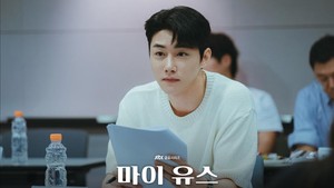 Aktor Seo Ji Hoon memerankan Kim Seok Joo yang akan jadi love interest karakter Mo Tae Rin.  (Foto: dok. JTBC)