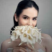 Steffi terlihat menggenggam buket bunga Calla Lily putih—bunga dengan bentuk terompet yang dikenal melambangkan keanggunan dan kemurnian. Pemilihan buket tunggal ini menguatkan kesan modern yang clean dan sophisticated. Foto: Instagram/@steffizamoraaa