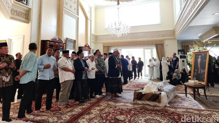 Suasana haru menyelimuti rumah duka almarhum Suryadharma Ali di Jalan Cipinang Cempedak I, Jakarta Timur, Kamis (31/7/2025). Sejak pagi, keluarga, kerabat, dan kolega berdatangan untuk memberikan penghormatan terakhir.
