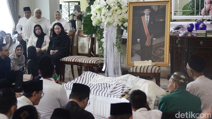 Suasana Duka Selimuti Rumah Suryadharma Ali Suasana haru menyelimuti rumah duka almarhum Suryadharma Ali di Jalan Cipinang Cempedak I, Jakarta Timur, Kamis (31/7/2025). Sejak pagi, keluarga, kerabat, dan kolega berdatangan untuk memberikan penghormatan terakhir.
