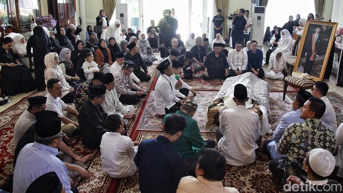 Suasana Duka Selimuti Rumah Suryadharma Ali Suasana haru menyelimuti rumah duka almarhum Suryadharma Ali di Jalan Cipinang Cempedak I, Jakarta Timur, Kamis (31/7/2025). Sejak pagi, keluarga, kerabat, dan kolega berdatangan untuk memberikan penghormatan terakhir.