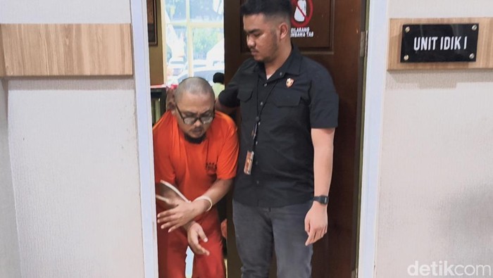 Syahrama saat di keler polisi dari ruang penyidikan