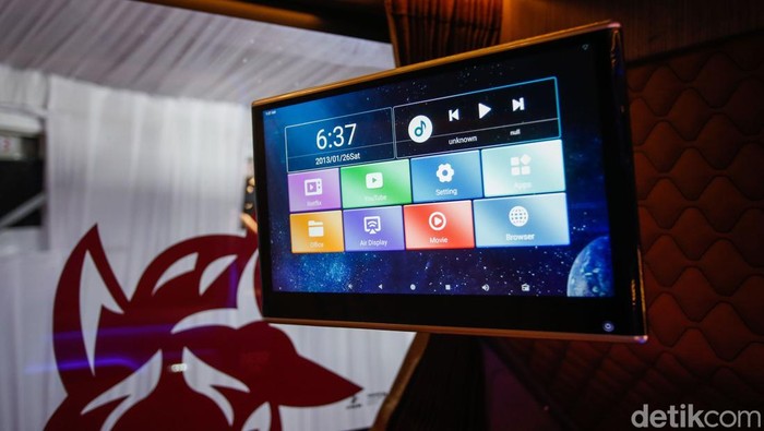 Tak Cuma Mobil, Bus Futuristik Juga Ramaikan GIIAS 2025 Pengunjung beraktivitas di bus dalam ajang GIIAS 2025, ICE BSD, Tangerang, Rabu (30/7/2025). Pameran otomotif terbesar di Indonesia ini berlangsung mulai akhir Juli hingga awal Agustus.