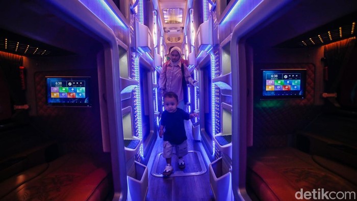 Tak Cuma Mobil, Bus Futuristik Juga Ramaikan GIIAS 2025 Pengunjung beraktivitas di bus dalam ajang GIIAS 2025, ICE BSD, Tangerang, Rabu (30/7/2025). Pameran otomotif terbesar di Indonesia ini berlangsung mulai akhir Juli hingga awal Agustus.