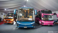 Tak hanya memamerkan mobil-mobil terbaru dari berbagai merek ternama, GIIAS tahun ini juga menghadirkan deretan bus modern yang menarik perhatian pengunjung.  
