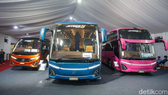 Pengunjung beraktivitas di bus dalam ajang GIIAS 2025, ICE BSD, Tangerang, Rabu (30/7/2025). Pameran otomotif terbesar di Indonesia ini berlangsung mulai akhir Juli hingga awal Agustus.