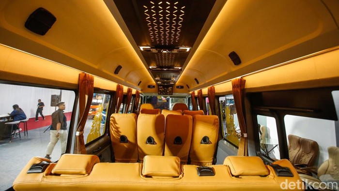 Tak Cuma Mobil, Bus Futuristik Juga Ramaikan GIIAS 2025 Pengunjung beraktivitas di bus dalam ajang GIIAS 2025, ICE BSD, Tangerang, Rabu (30/7/2025). Pameran otomotif terbesar di Indonesia ini berlangsung mulai akhir Juli hingga awal Agustus.