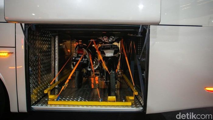 Tak Cuma Mobil, Bus Futuristik Juga Ramaikan GIIAS 2025 Pengunjung beraktivitas di bus dalam ajang GIIAS 2025, ICE BSD, Tangerang, Rabu (30/7/2025). Pameran otomotif terbesar di Indonesia ini berlangsung mulai akhir Juli hingga awal Agustus.