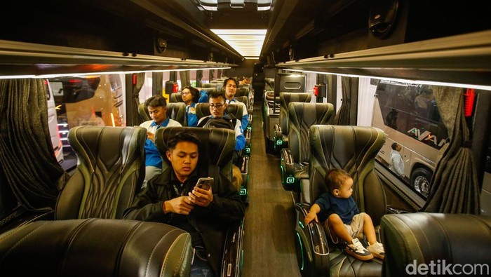 Pengunjung beraktivitas di bus dalam ajang GIIAS 2025, ICE BSD, Tangerang, Rabu (30/7/2025). Pameran otomotif terbesar di Indonesia ini berlangsung mulai akhir Juli hingga awal Agustus.