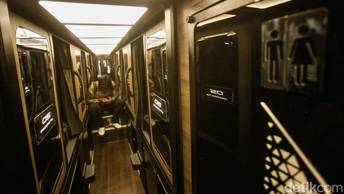 Pengunjung beraktivitas di bus dalam ajang GIIAS 2025, ICE BSD, Tangerang, Rabu (30/7/2025). Pameran otomotif terbesar di Indonesia ini berlangsung mulai akhir Juli hingga awal Agustus.