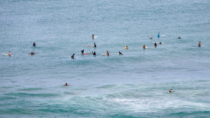 Tak Jadi Tsunami, Wisatawan Kembali Padati Pantai di Hawaii Waves slam into a sea wall off Waikiki Beach after authorities downgraded earlier tsunami warnings following an earthquake off Russiaβs Far Eastern Kamchatka Peninsula, in Honolulu, Hawaii, U.S., July 30, 2025. REUTERS/Marco Garcia