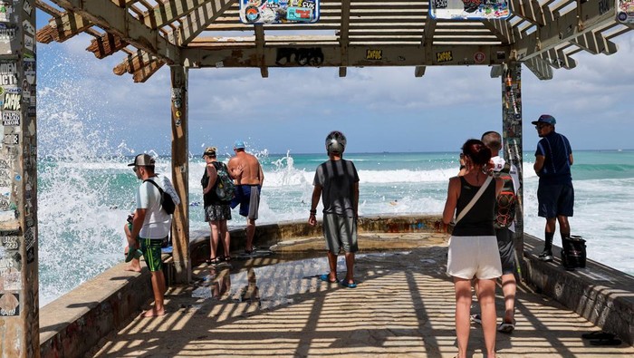 Tak Jadi Tsunami, Wisatawan Kembali Padati Pantai di Hawaii Waves slam into a sea wall off Waikiki Beach after authorities downgraded earlier tsunami warnings following an earthquake off Russia’s Far Eastern Kamchatka Peninsula, in Honolulu, Hawaii, U.S., July 30, 2025. REUTERS/Marco Garcia