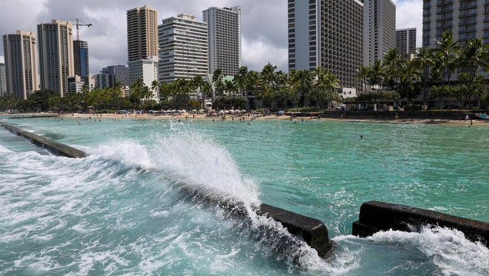 Waves slam into a sea wall off Waikiki Beach after authorities downgraded earlier tsunami warnings following an earthquake off Russia’s Far Eastern Kamchatka Peninsula, in Honolulu, Hawaii, U.S., July 30, 2025. REUTERS/Marco Garcia