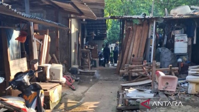 Gubuk liar di Taman Pemakaman Umum (TPU) Kebon Nanas, Cipinang Besar Selatan, Jatinegara, Jakarta Timur, Selasa (29/7/2025). (ANTARA/Siti Nurhaliza)