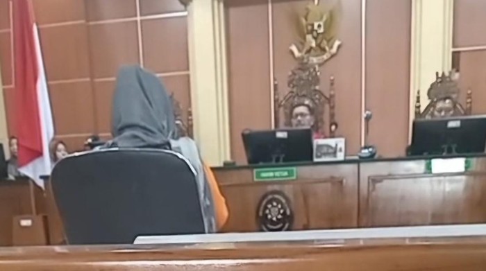 Terdakwa Helen saat membacakan pledoi di sidang narkotika PN Jambi