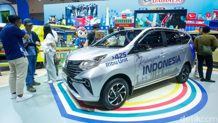 Mobil murah Daihatsu Sigra laris manis di pasar sejak diluncurkan pada 2016. Model 7-penumpang ini telah mencatat penjualan lebih dari 425 ribu unit.