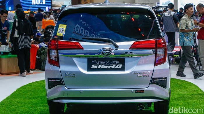 Mobil murah Daihatsu Sigra laris manis di pasar sejak diluncurkan pada 2016. Model 7-penumpang ini telah mencatat penjualan lebih dari 425 ribu unit.