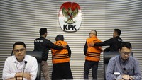 Plt Deputi Penindakan dan Eksekusi, Asep Guntur Rahayu didampingi Juru Bicara KPK Budi Prasetyo menggelar konferensi pers terkait penahanan dua tersangka. Penetapan hingga penahanan Yenni Andayani dan Hari Karyuliarto merupakan pengembangan dari perkara yang menjerat mantan Dirut Pertamina Karen Agustiawan.