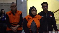 KPK kembali menetapkan status tersangka terhadap dua orang terkait kasus korupsi pengadaan liquefied natural gas (LNG) atau gas alam cair di Pertamina tahun 2013-2020, Kamis (31/7/2025). Kedua tersangka ialah Hari Karyuliarto (HK) yang menjabat Direktur Gas PT Pertamina (Persero) periode 2012-2014 dan Yenni Andayani (YA) yang menjabat Senior Vice President Gas & Power PT Pertamina tahun 2013-2014 serta Direktur Gas PT Pertamina pada periode 2015-2018.
