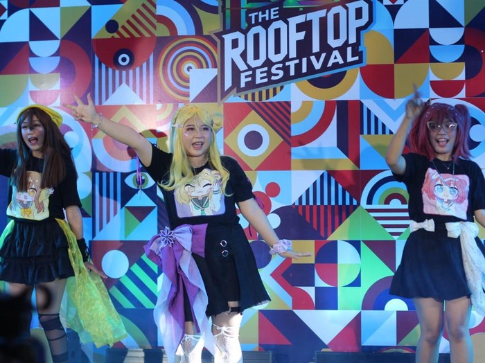 The Rooftop Festival di Yogyakarta menjadi ajang ekspresi lintas komunitas kreatif. Tiga hari penuh kolaborasi, seni, dan interaksi sosial di ruang vertikal.