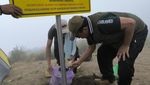 Hobi Mendaki, Tifatul Sembiring Pasang Plang Imbauan di Rinjani